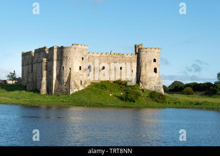 Château de Carew et étang à Pembrokeshire, Pays de Galles, Royaume-Uni Banque D'Images