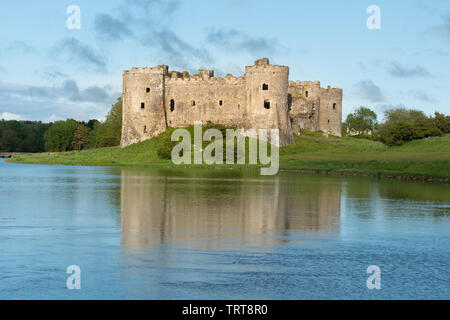 Château de Carew et étang à Pembrokeshire, Pays de Galles, Royaume-Uni Banque D'Images