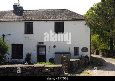 Lakeland typique des maisons dans le petit hameau de Watendlath près de Keswick. Watendlath est administré par le National Trust et est accessible aux visiteurs par la route. Banque D'Images