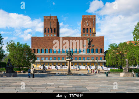 Oslo City Hall, vue de l'Hôtel de Ville d'Oslo (Radus) et la place de la ville (Radhusplassen) avec une fontaine par Emil Mensonge et par Hurum en premier plan, la Norvège Banque D'Images