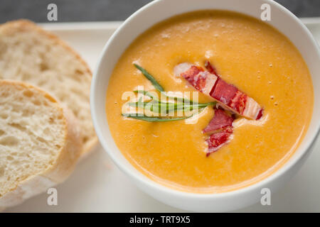 Un bol de la célèbre plat de la bisque de homard, une soupe avec des origines françaises faits à partir de la coquille et de la viande d'un homard et comprend divers légumes, il Banque D'Images