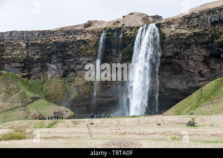 Autour de l'Islande - Cascade de Seljalandsfoss. Seljalandsfoss est situé dans la région du sud de l'Islande à droite par la Route 1. Banque D'Images