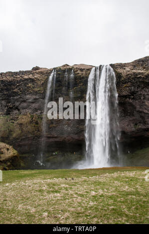 Autour de l'Islande - Cascade de Seljalandsfoss. Seljalandsfoss est situé dans la région du sud de l'Islande à droite par la Route 1. Banque D'Images