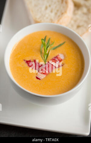 Un bol de la célèbre plat de la bisque de homard, une soupe avec des origines françaises faits à partir de la coquille et de la viande d'un homard et comprend divers légumes, il Banque D'Images