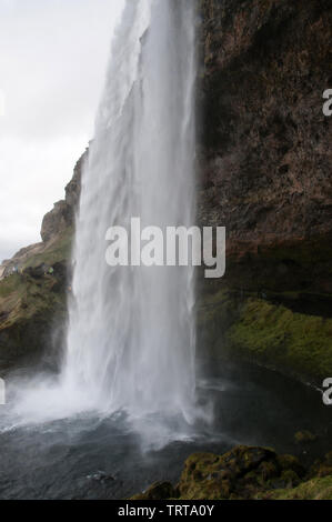 Autour de l'Islande - Cascade de Seljalandsfoss. Seljalandsfoss est situé dans la région du sud de l'Islande à droite par la Route 1. Banque D'Images