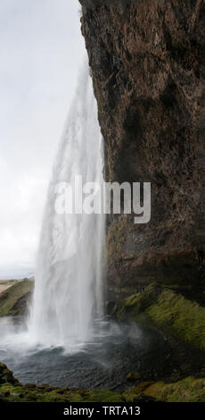 Autour de l'Islande - Cascade de Seljalandsfoss. Seljalandsfoss est situé dans la région du sud de l'Islande à droite par la Route 1. Banque D'Images