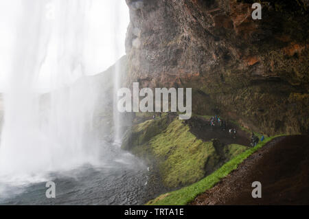 Autour de l'Islande - Cascade de Seljalandsfoss. Seljalandsfoss est situé dans la région du sud de l'Islande à droite par la Route 1. Banque D'Images