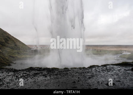 Autour de l'Islande - Cascade de Seljalandsfoss. Seljalandsfoss est situé dans la région du sud de l'Islande à droite par la Route 1. Banque D'Images