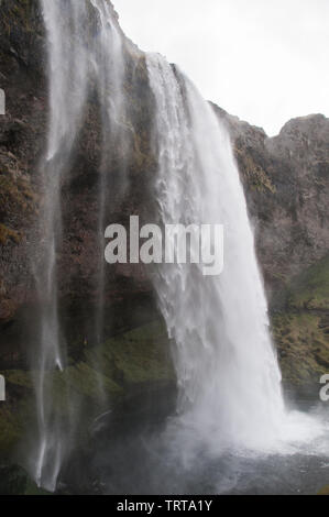 Autour de l'Islande - Cascade de Seljalandsfoss. Seljalandsfoss est situé dans la région du sud de l'Islande à droite par la Route 1. Banque D'Images