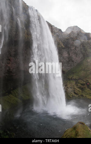 Cascade de Seljalandsfoss. Seljalandsfoss est situé dans la région du sud de l'Islande à droite par la Route 1. Banque D'Images