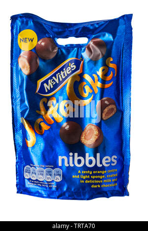 Paquet de gâteaux Jaffa McVities nibbles isolé sur fond blanc Banque D'Images