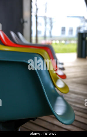 Chaises colorées au musée vita Banque D'Images