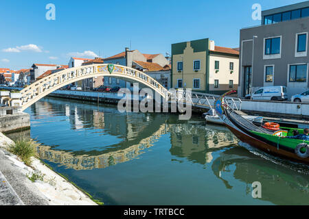 Moliceiro navigation sur le Canal de São Roque et pont de Carcavelos, Aveiro, Venise du Portugal, Beira Litoral, Portugal Banque D'Images