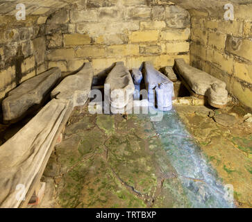 Farleigh Hungerford castle, Somerset, England, UK 17e siècle dans la crypte cercueils de plomb Banque D'Images