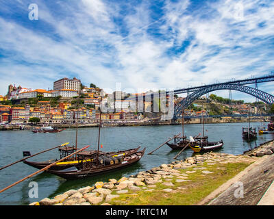 Rabelo bateaux amarrés sur le fleuve Douro à Porto, Portugal Banque D'Images