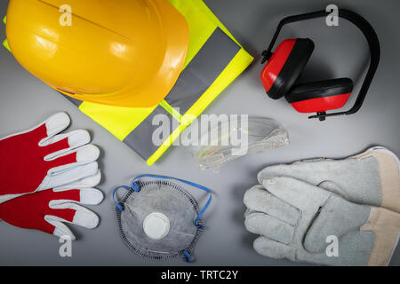 Les éléments de sécurité au travail de l'industrie de la construction sur fond gris Banque D'Images