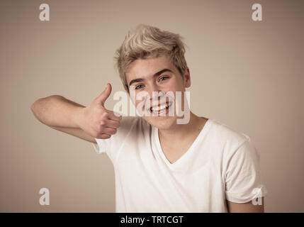 Portrait de bon jeune homme showing Thumbs up sign sentiment joyeux, heureux et satisfaits. Les jeunes étudiants heureux homme faire de pouce vers le haut dans une joyeuse ap Banque D'Images