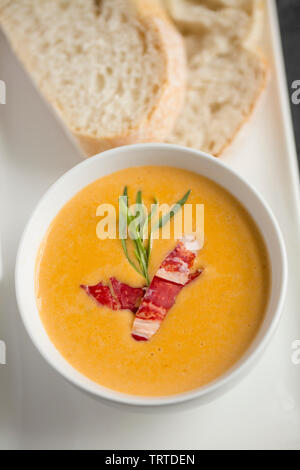 Un bol de la célèbre plat de la bisque de homard, une soupe avec des origines françaises faits à partir de la coquille et de la viande d'un homard et comprend divers légumes, il Banque D'Images