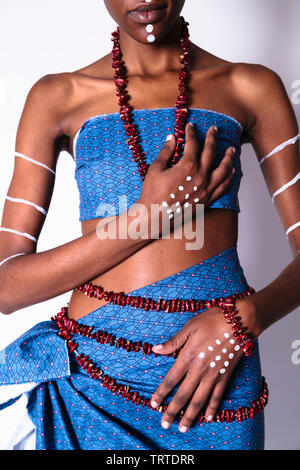 Corps de petite fille africaine avec motif dans les points et les lignes en bleu vêtements close up Banque D'Images