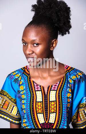 Jeune sud-africain zulu ou masaï en vêtements traditionnels en studio Banque D'Images