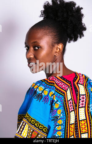 Portrait de jeune fille africaine en robe bleue se retourna et looking at camera Banque D'Images