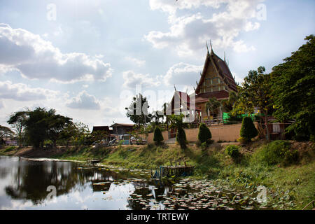 Vue paysage et Kae Kae dam barrage temple près de long pont de bois pour les Thaïs travel visiter et prier dans les zones rurales le 11 janvier 2019 à Phitsanulok Banque D'Images