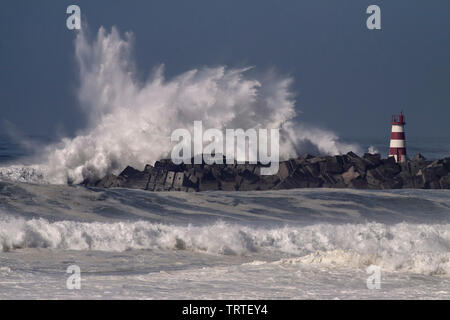 Les ondes de tempête splash. Povoa de Varzim et Vila do Conde l'entrée du port, au nord du Portugal. Banque D'Images