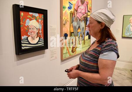 Londres, Royaume-Uni. Tissu chinois par Bridget Cox, modèle Hilary Lintow. Portrait Award 2019 BP Vue de la presse, l'exposition est présentée du 13 juin au 20 octobre 2019. National Portrait Gallery, St Martin's Place, London Crédit : michael melia/Alamy Live News Banque D'Images