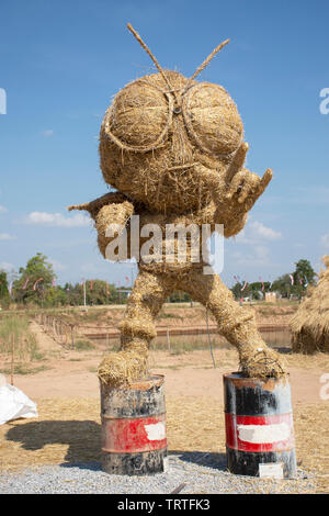 Les marionnettes de paille ou paillettes man figure Festival pour les thaïlandais et étrangers à visiter voyage voyageur Mahasarakham City le 11 janvier 2019 dans Maha Sarakha Banque D'Images