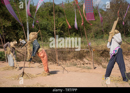 Les marionnettes de paille ou paillettes man figure Festival pour les thaïlandais et étrangers à visiter voyage voyageur Mahasarakham City le 11 janvier 2019 dans Maha Sarakha Banque D'Images