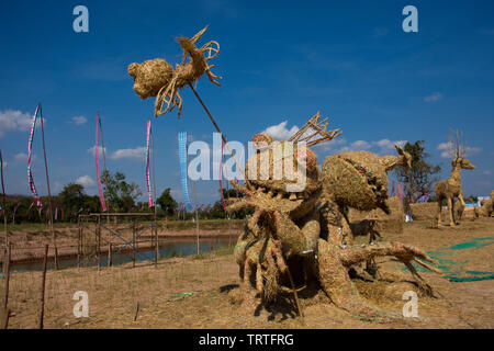 Les marionnettes de paille ou paillettes man figure Festival pour les thaïlandais et étrangers à visiter voyage voyageur Mahasarakham City le 11 janvier 2019 dans Maha Sarakha Banque D'Images