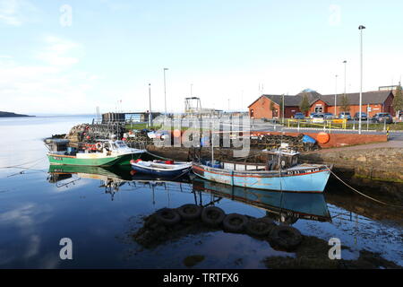 Bateaux de pêche dans le port de Brodick, Isle of Arran, Sotland, Royaume-Uni Banque D'Images