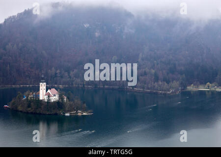 Ariel vue de l'église de pèlerinage de l'assomption de Marie, le lac de Bled Island, les Alpes Juliennes, en Slovénie, en Europe. Banque D'Images