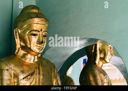 Monuments de Bouddha Doré en temple de la pagode Shwedagon à Yangon, Myanmar complexes. Banque D'Images