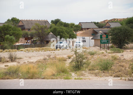 Tweerivieren Rest Camp et entrée à la route du Parc National transfrontalier de Kgalagadi en Afrique du Sud avec 4x4 et les voitures roulant à la porte Banque D'Images