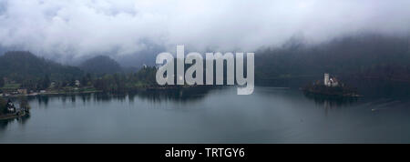 Ariel vue de l'église de pèlerinage de l'assomption de Marie, le lac de Bled Island, les Alpes Juliennes, en Slovénie, en Europe. Banque D'Images