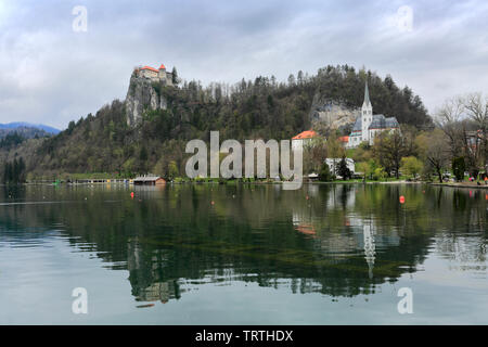 Printemps sur le lac de Bled, Bled ville, Alpes Juliennes, en Slovénie, en Europe. Banque D'Images