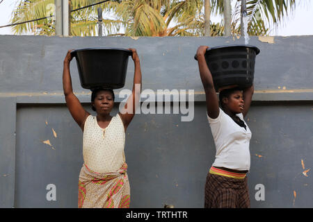 Les Africains ont de l'eau avec un seau. Lomé. Le Togo. Afrique de l'Ouest. Banque D'Images