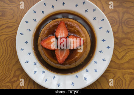 Avec des fraises, flan Dessert maison Banque D'Images