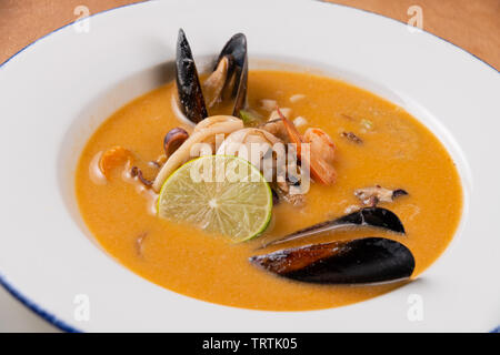 Soupe de moules cuites dans une assiette creuse blanche close-up Banque D'Images