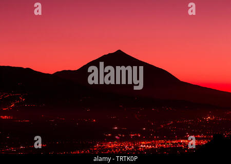 La photographie de nuit de volcan el Teide. Tenerife, Espagne, Îles Canaries. Longue exposition. Paysage. Banque D'Images