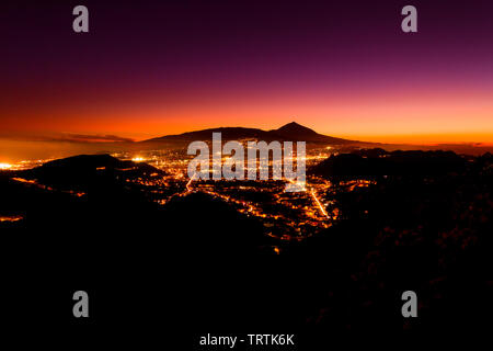 La photographie de nuit de volcan el Teide. Tenerife, Espagne, Îles Canaries. Longue exposition. Paysage. Banque D'Images