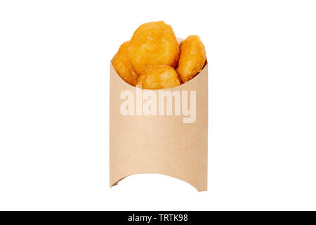 Nuggets de poulet en boîte carton blanc sur fond isolé Banque D'Images