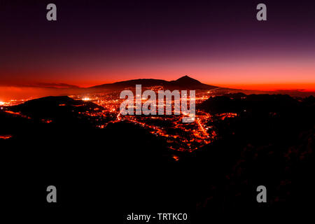 La photographie de nuit de volcan el Teide. Tenerife, Espagne, Îles Canaries. Longue exposition. Paysage. Banque D'Images