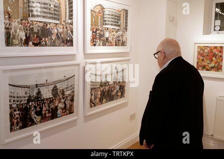 Sir Peter Blake à la recherche à son travail à la galerie de Paragon. Banque D'Images