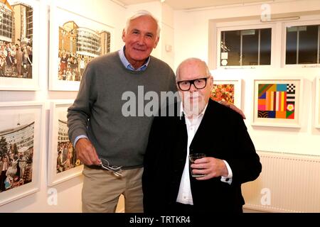 Anthony Wardle, propriétaire de la galerie, avec Sir Peter Blake à la Paragon Gallery. Banque D'Images