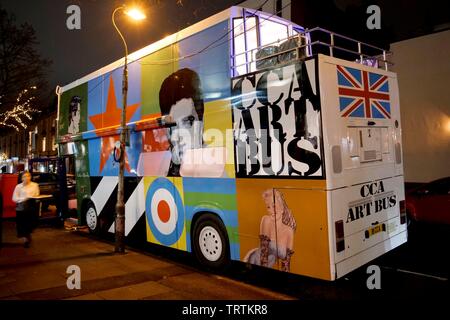 L'Art de l'ACC, bus garé à l'extérieur de la galerie de Paragon sur Montpellier Street. Banque D'Images