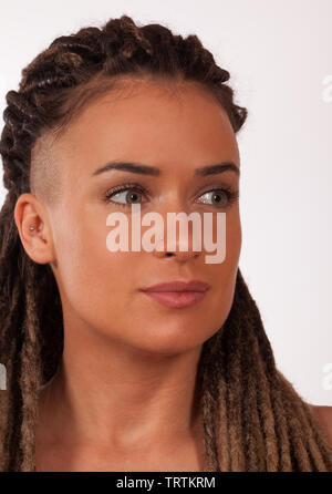 Portrait d'une fille européenne avec des tresses africaines et rasé des temples sur un fond blanc Banque D'Images