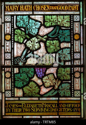 Vitraux Kington St Michael église, Wiltshire, Angleterre, Royaume-Uni - Mary 1891 par Powell et fils raisin et vigne Banque D'Images