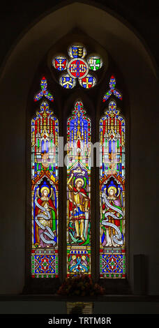 Vitrail de l'église St Michael Kington, Wiltshire, Angleterre, Royaume-Uni - Saint Michel avec l'ange 1858 par A. Gibbs Banque D'Images